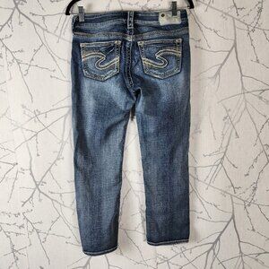 Silver Suki Medium Wash Stretch Denim Mid Rise Capri Jeans